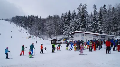 Skifahrer vor der Talstation der Klausenlifte Mehlmeisel