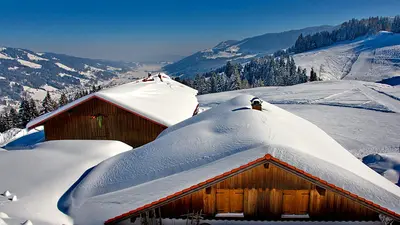 Verschneite Hütten im Skigebiet Hündle