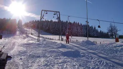 Blick auf den Lift im Skigebiet Altenberg