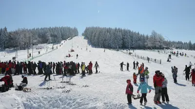 Blick von der Talstation auf die Piste in Altenberg