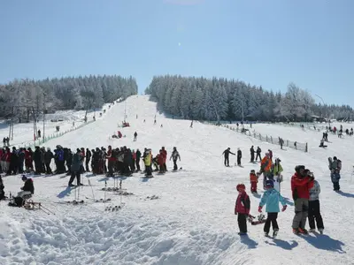 Blick von der Talstation auf die Piste in Altenberg © Skilift Altenberg
