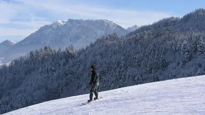 Snowboarder mit Bergbanorama