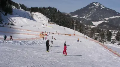 Belebte Piste in Hocheck