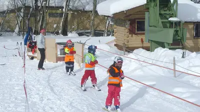 Kinder am Übungslift