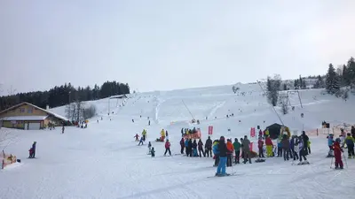 Blick auf Piste mit Skifahrer