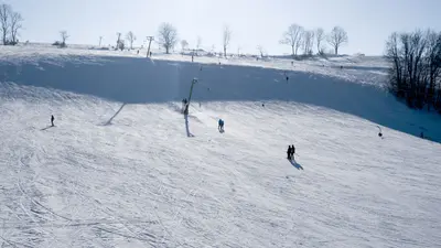 Blick auf die Piste im Skigebiet Bläsiberg