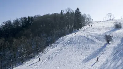 Blick auf den Schlepplift und die Piste im Skigebiet Bläsiberg