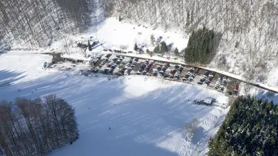 Luftbild auf das Skigebiet und den Parkplatz