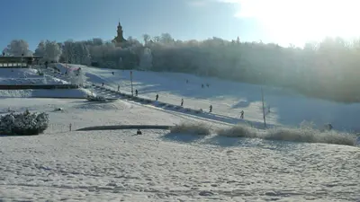 Blick auf die Piste und den Schlepplift von Rosts Wiesen in Augustusburg