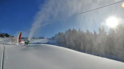 Schneekanone im Einsatz auf Rosts Wiesen in Augustusburg