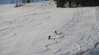Zwei Skifahrer auf der Piste in Holzhau