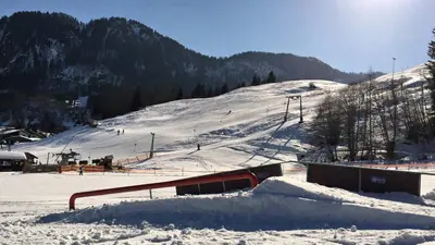 Snowpark mit einem Rail