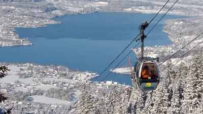 Gondel mit Tegernsee im Hintergrund