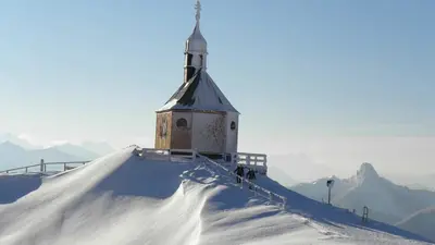 Bergkapelle im Schnee