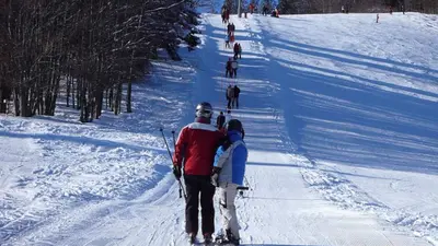 Skifahrer auf dem Schlepplift in Menzenschwand