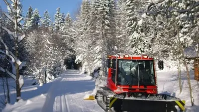 Loipenmaschine im Einsatz