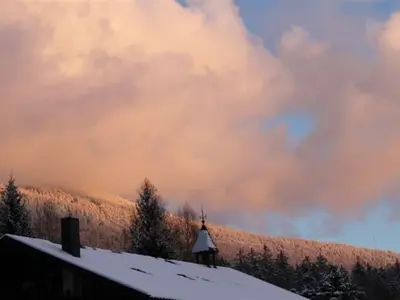 Abendrot über den Dächern © Skiwanderzentrum Zwieslerwaldhaus