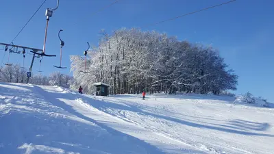 Blick auf die Bergstation des Lifts im Skigebiet Arnsberg