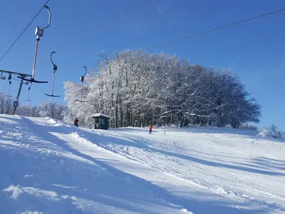 Blick auf die Bergstation des Lifts im Skigebiet Arnsberg © Arnsberglifte