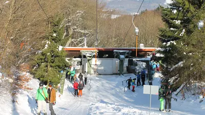 Skifahrer an der Talstation des Doppelschlepplifts im Skigebiet Arnsberg