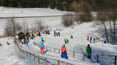 Kinder und Eltern am Kinderlift im Skigebiet Arnsberg
