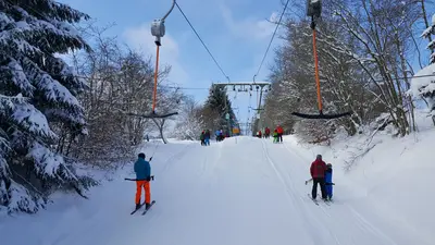 Blick auf den Schlepplift im Skigebiet Arnsberg