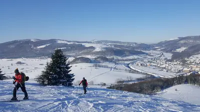 Skiroutengeher mit Panoramablick über Arnsberg