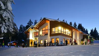 Beleuchtete Skihütte im Skigebiet Wasserkuppe