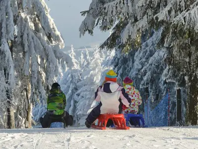 Kinder beim Rodeln im Skigebiet Wasserkuppe © Wiegand Erlebnisberge GmbH