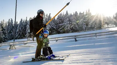 Vater und Kind auf einem Skilift an der Wasserkuppe