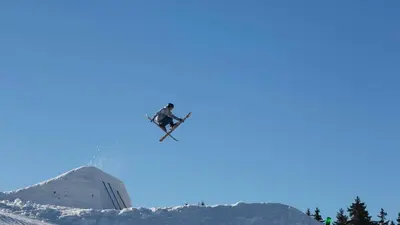 Skifahrer beim Sprung im Funpark