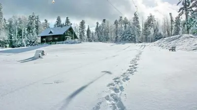 Piste mit Blick zur Skihütte am Sommerberg