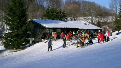 Skihütte Rasthaus Schanz bei der Talstation im Skigebiet Sonnenbühl