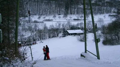Zwei Skifahrer am Schlepplift