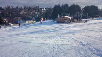 Blick von der Piste auf die Hütte in der Ski Arena Eibenstock
