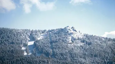 Bergpanorama mit Skigebiet