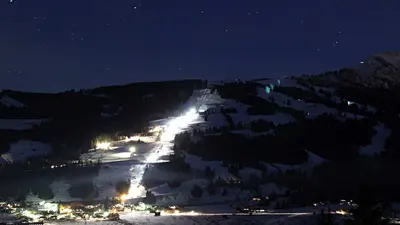 Beleuchtetes Skigebiet