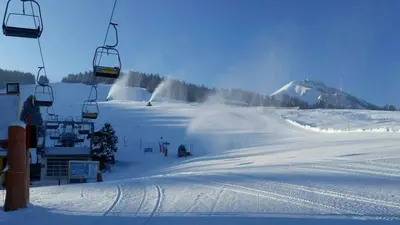 Sessellift und Piste