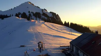 Skigebiet im Sonnenuntergang