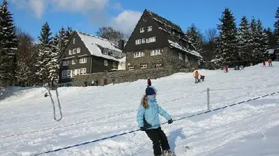 Snowboarder am Schlepplift