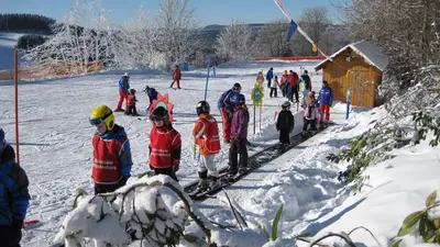 Kinder auf dem Förderband