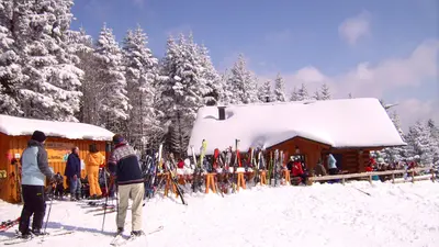 Schwedenhütte mit Besuchern im Skigebiet Altastenberg Skikarussell