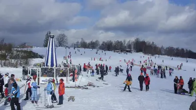 Belebte Schirmbar im Skigebiet Homberg
