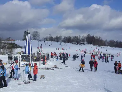 Belebte Schirmbar im Skigebiet Homberg © Snow World Züschen