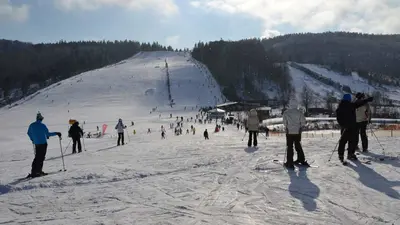 Blick auf Lift und Piste des Skigebiets 