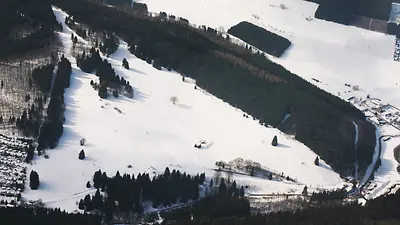 Luftaufnahme des Skigebiets