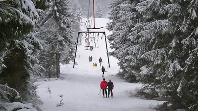 Schlepplift in Eschenberg Niedersfeld mit Skifahrer