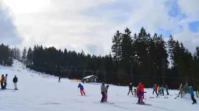 Blick auf die Piste mit Skifahrer