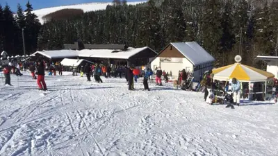 Hütte mit Skifahrer