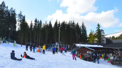 Talstation mit Skifahrer